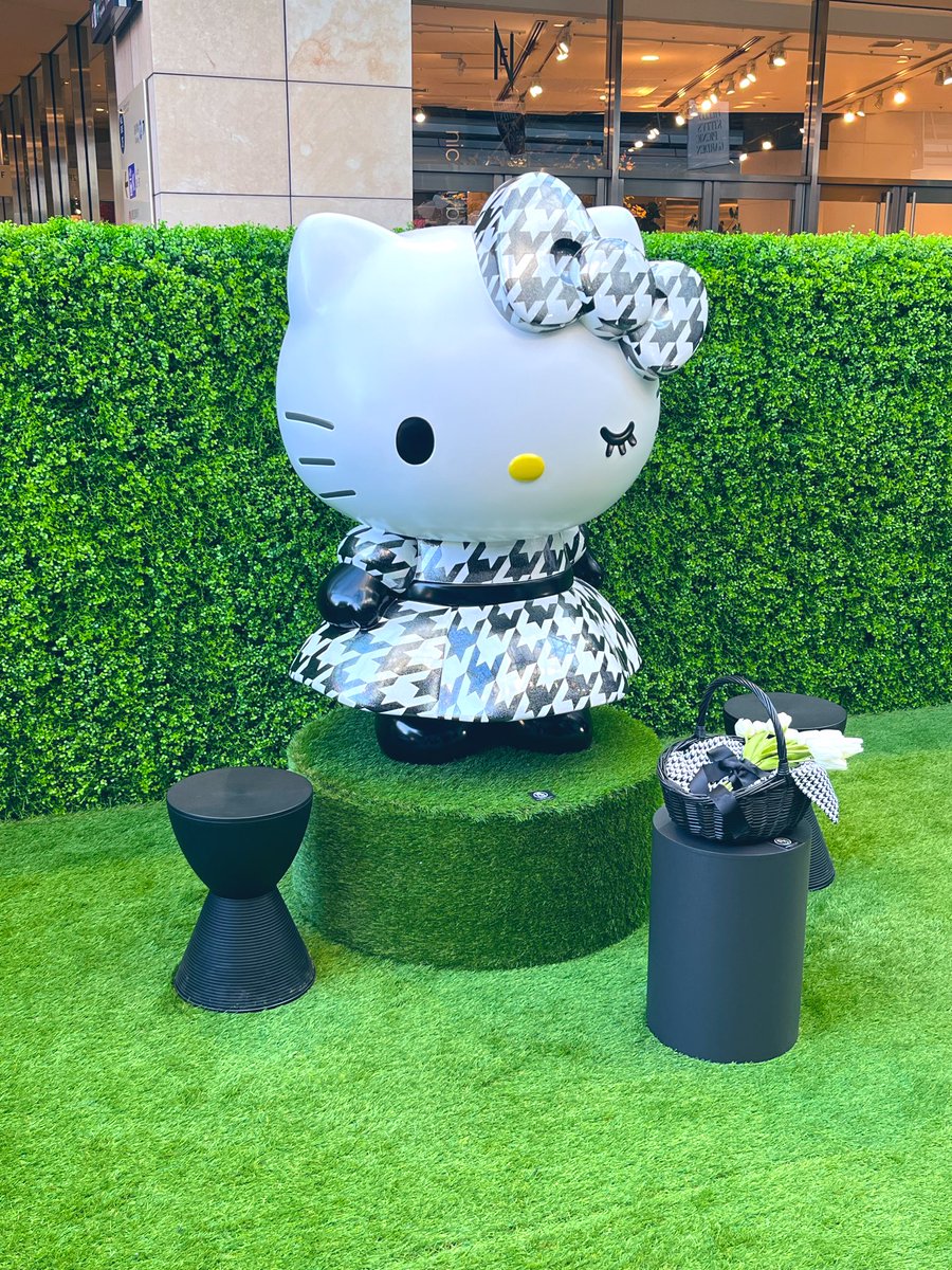 GyuNalle's tweet image. かわいくて素敵な空間でした🖤🤍

香水ももらえて嬉しい୨୧=・·・=୨୧

🧸🍎
#BEOMGYU #범규 
#HelloKittyWeek
#HelloKittyDay
#HELLOKITTYSPICNICGARDEN
#TOMORROW_X_TOGETHER #TXT