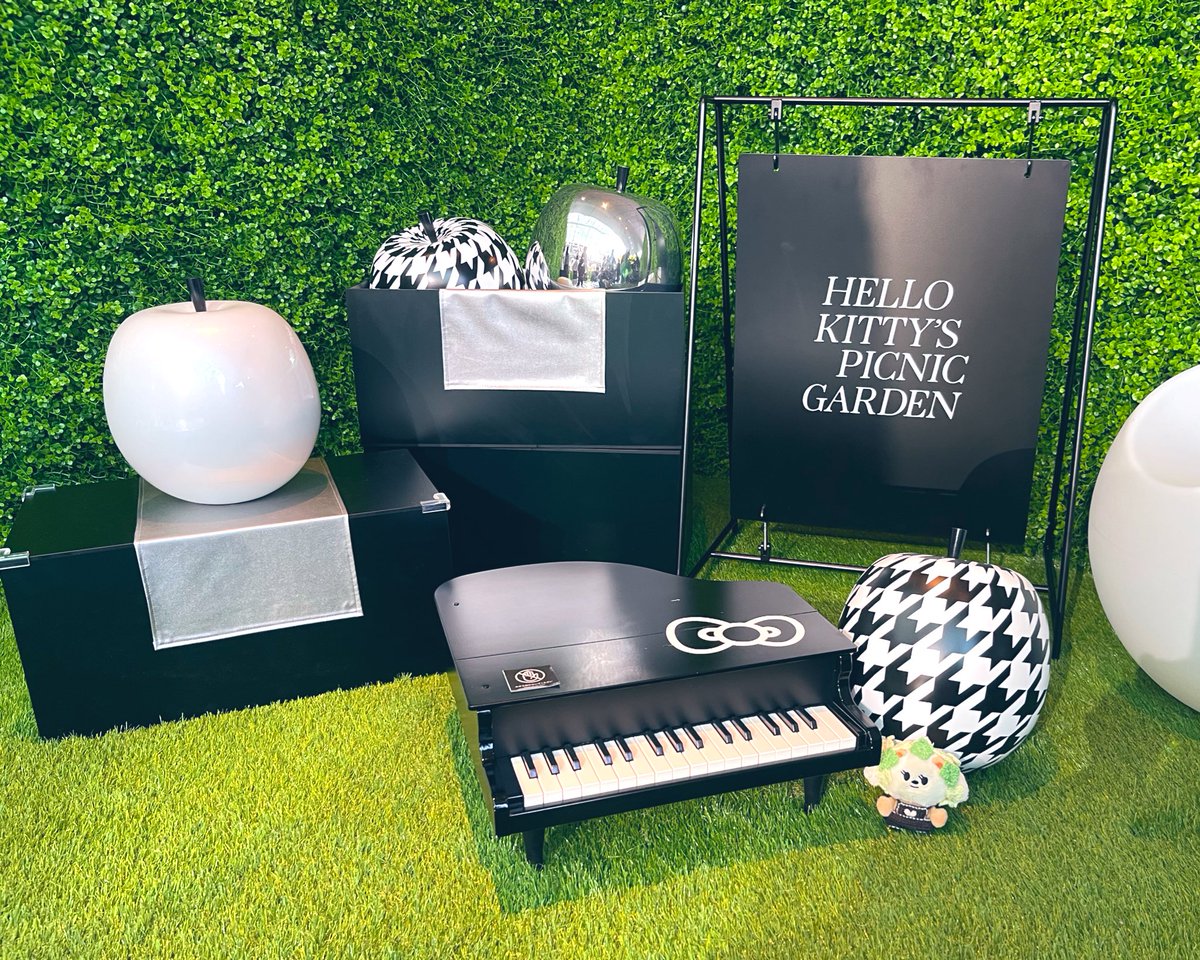 GyuNalle's tweet image. かわいくて素敵な空間でした🖤🤍

香水ももらえて嬉しい୨୧=・·・=୨୧

🧸🍎
#BEOMGYU #범규 
#HelloKittyWeek
#HelloKittyDay
#HELLOKITTYSPICNICGARDEN
#TOMORROW_X_TOGETHER #TXT