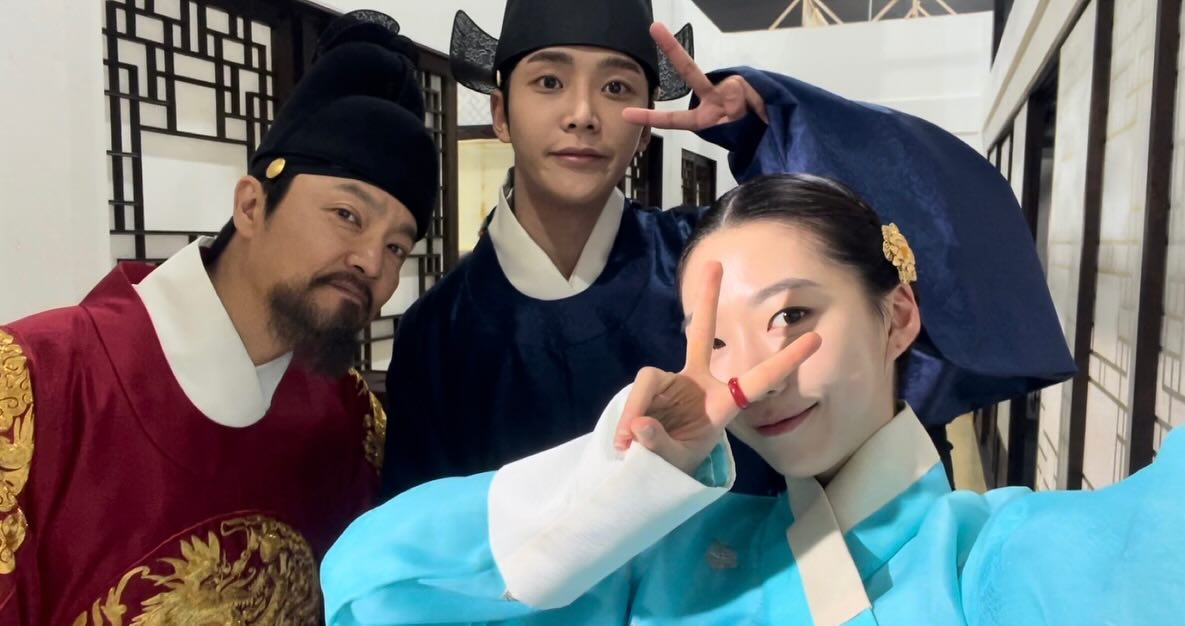 k_ro_woon's tweet photo. 솔직히 혼례대첩 1주일에 꼭 한 번 이상은 돌려봄!! 정우가 너무너무 귀엽고 안쓰럽고 멋있고 웃김. 

로운이 필모그래피에 혼례대첩이 있다는게 너무너무너무 자랑스러워. 지금쯤 정우는 전국팔도를 돌면서 어사 일 하면서 순덕이랑 같이 알콩달콩 딸 낳고 재미나게 살고 있겠지?

나의 어여쁜 심정우! 2주년 축하해🎊