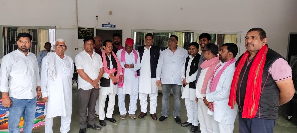 bstvlive's tweet image. कन्नौज : महात्मा गांधी की प्रतिमा पुनः स्थापित करने की मांग

➡मांग को लेकर सपा नेताओं ने डीएम को दिया ज्ञापन
➡ज्ञापन सौंप पुरानी जगह पर प्रतिमा लगाने की मांग

#GandhiStatue #SPProtest @dm_kannauj