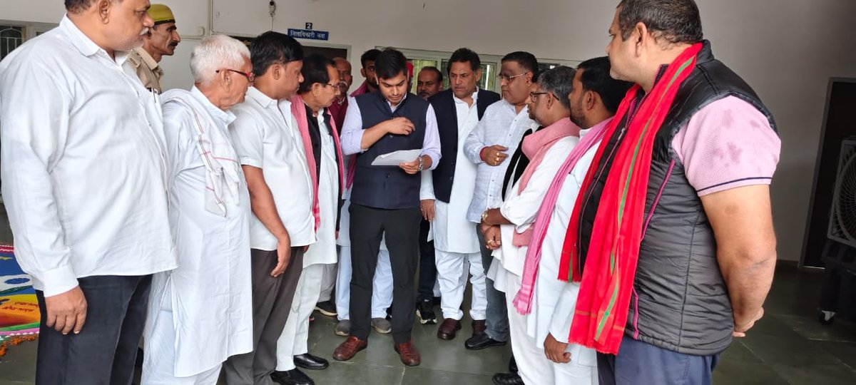 bstvlive's tweet image. कन्नौज : महात्मा गांधी की प्रतिमा पुनः स्थापित करने की मांग

➡मांग को लेकर सपा नेताओं ने डीएम को दिया ज्ञापन
➡ज्ञापन सौंप पुरानी जगह पर प्रतिमा लगाने की मांग

#GandhiStatue #SPProtest @dm_kannauj