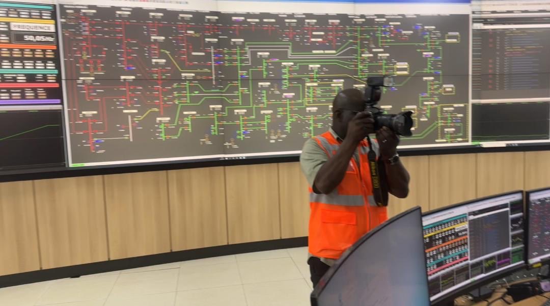 Mepmsenegal's tweet image. Ce mardi 28 octobre 2025, le Ministre de l’Énergie a visité le Dispatching de la SENELEC à Mbao ⚡🇸🇳
Un centre stratégique pour suivre en temps réel le système électrique.
Objectif : une énergie plus fiable, continue et accessible à tous 🔌

#ÉnergieEnMouvement #MEPM #SENELEC