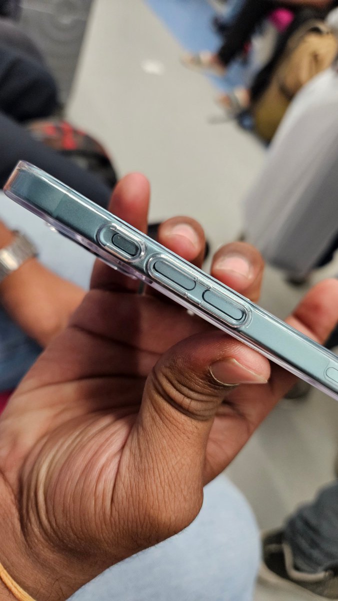 Prvnkr18's tweet photo. I ordered an AntiYellow Case for my iPhn 16 from Rezoni on Oct 9 for ₹900 and received it on Oct 13. The case had an alignment issue in the action and volume buttons. They sent a replacement on Oct 28, but it had the same problem. Now they’re not replying to my emails. #Rezoni https://t.co/AKMNHr4uAE
