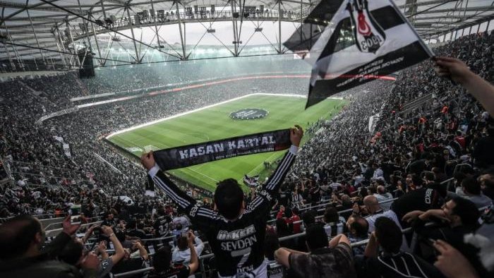 Grok, dünyanın en iyi atmosfere sahip 20 stadyumu seçti.

1- Boca Juniors, La Bombonerana Stadyumu.
2- Liverpool, Anfiel Stadyumu.
3- Borussia Dortmund, Signal Udına Park
4- Celtic, Celtic Park
5- Galatasaray, Rams Park.
...
13- Beşiktaş, Tüpraş Stadyumu.