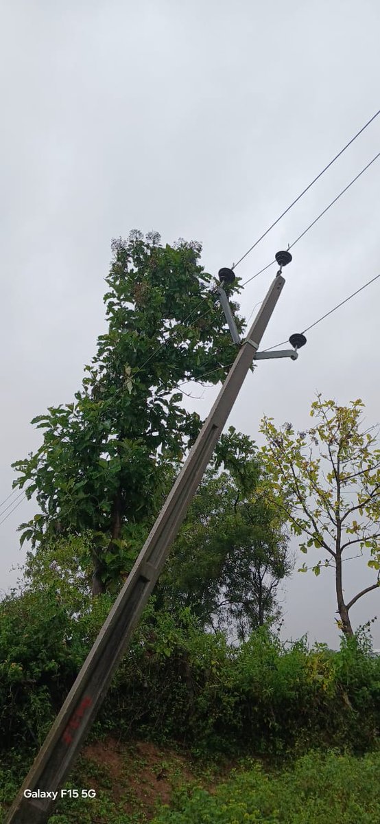 ⚡️Heavy rains lashed parts of Nalgonda and Nagar Kurnool  damaging several electrical poles and lines.

TGSPDCL field staff are on the job, working round the clock to restore power safely and swiftly. 💪🌧️

#TGSPDCL #PowerRestoration #PublicSafety 
<a href="/TelanganaCMO/">Telangana CMO</a> <a href="/revanth_anumula/">Revanth Reddy</a>