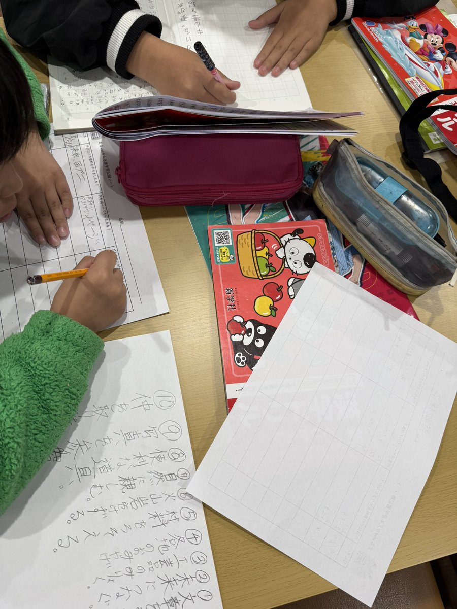 無料塾

小学生の部の様子
かえる家に登校したら、宿題に取り組みます
分からない部分をボランティアスタッフから教えてもらいながら、苦手分野を克服してます
18：30まで頑張ろう💪

#山形県　#上山市　#上山市委託事業　#子育て　#フリースクール　#こどもの居場所   #まなvivaかえる家