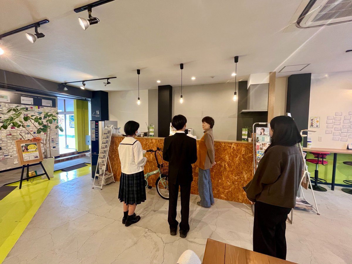 ClassBiz_2021's tweet image. Class Biz.に中学生が職場体験で来訪くださいました！

岩国市が事業主体であるこの施設の成り立ちから、
オープンして4年経つこれまでのプロセスなど、
たっぷりClass Biz.を知ってもらいました。

説明を聞いたあとに館内見学☆
いろいろな働き方があることも知ってもらえて嬉しかったです♪