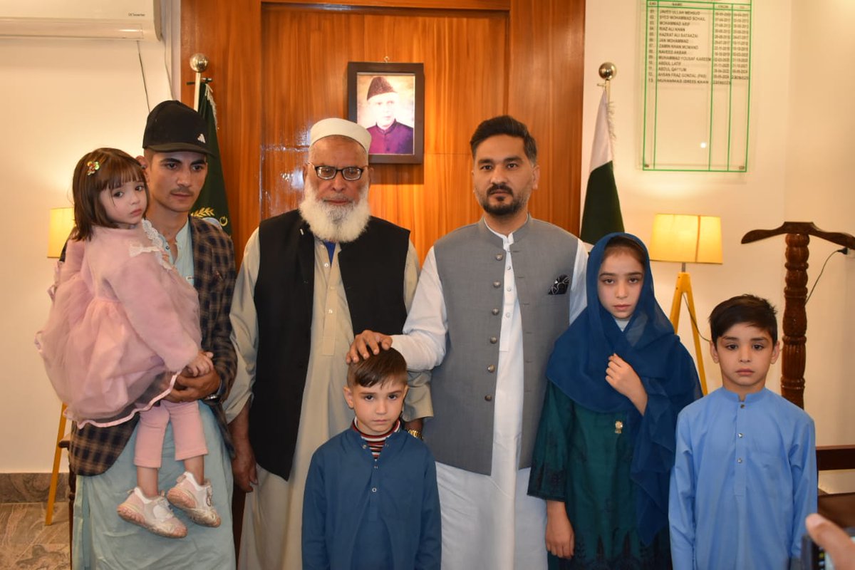 DC_Swat's tweet photo. To honor the sacrifice of Swat Levies personnel Abdul Kabeer (Shaheed), AC Matta Idrees Khan signed an MoU with the Private Schools Association.
Children of martyred Levies personnel will receive free education, while children of injured personnel will get 50% fee concession. https://t.co/biSTj94S1U