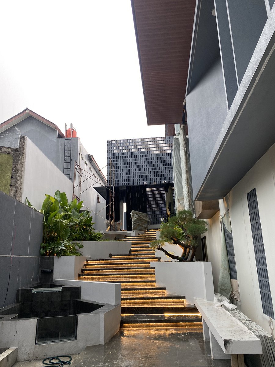 Udah dua kali musim mangga, engga juga selesai ini tangga