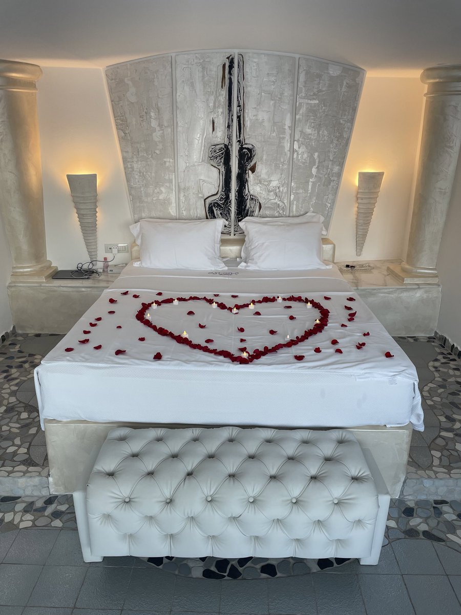 Astarte_Suites's tweet image. Live the Santorini dream in Astarte Suite’s private infinity pool at Astarte Suites Hotel! 🏊‍♂️ Caldera view, volcanic elegance &amp;amp; ultimate privacy in Akrotiri. Perfect honeymoon or romantic escape. Learn more: astartesuites.gr
 #AstarteSuites #SantoriniLuxury #PrivatePool