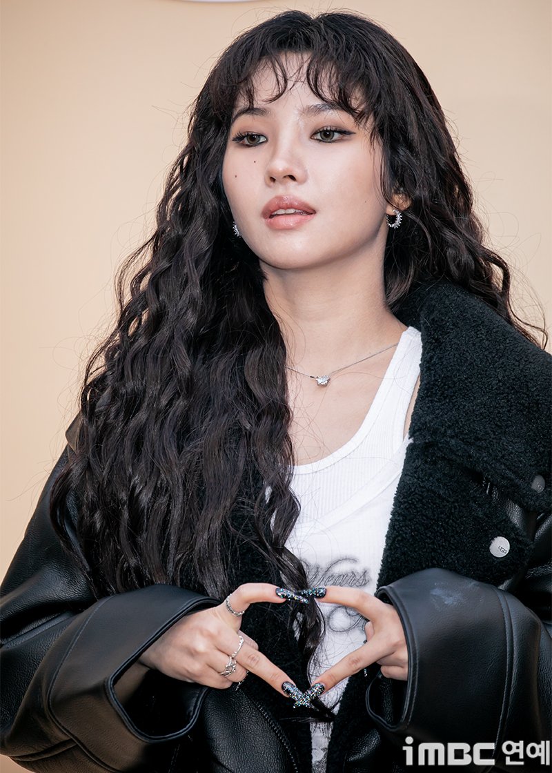 imbcenews's tweet image. [포토] 아이들 소연, 화보처럼 
#아이들 #IDLE #소연 #SOYEON
#어그 #UGG #포토콜_251030 [iMBC연예]

전소연은 굵은 펌 스타일의 붙임 머리와 다크한 메이크업, 가죽 재킷과 그래픽이 돋보인 민소매 이너티. 초미니 블랙 팬츠 및 레깅스와 부츠를 매치했다.

특히 전소연의 악세사리와 함께 뾰족한…