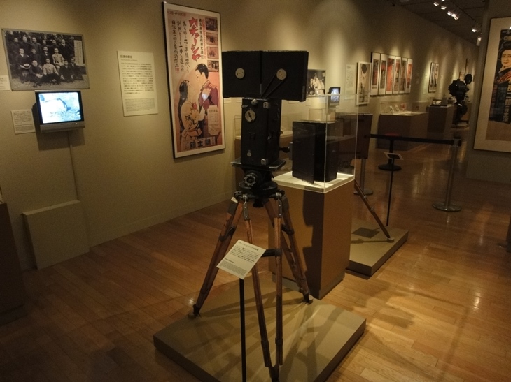 11月の常設展ギャラリートークは、1日(土)17時より「コレクション紹介 100年前のキャメラたちを見る」と題して、グリフィス組が愛用したパテ、航空映画で活躍のエイクリーなど映画草創期のキャメラを主任研究員岡田秀則が解説します。（写真はパテ・プロフェッショナル）