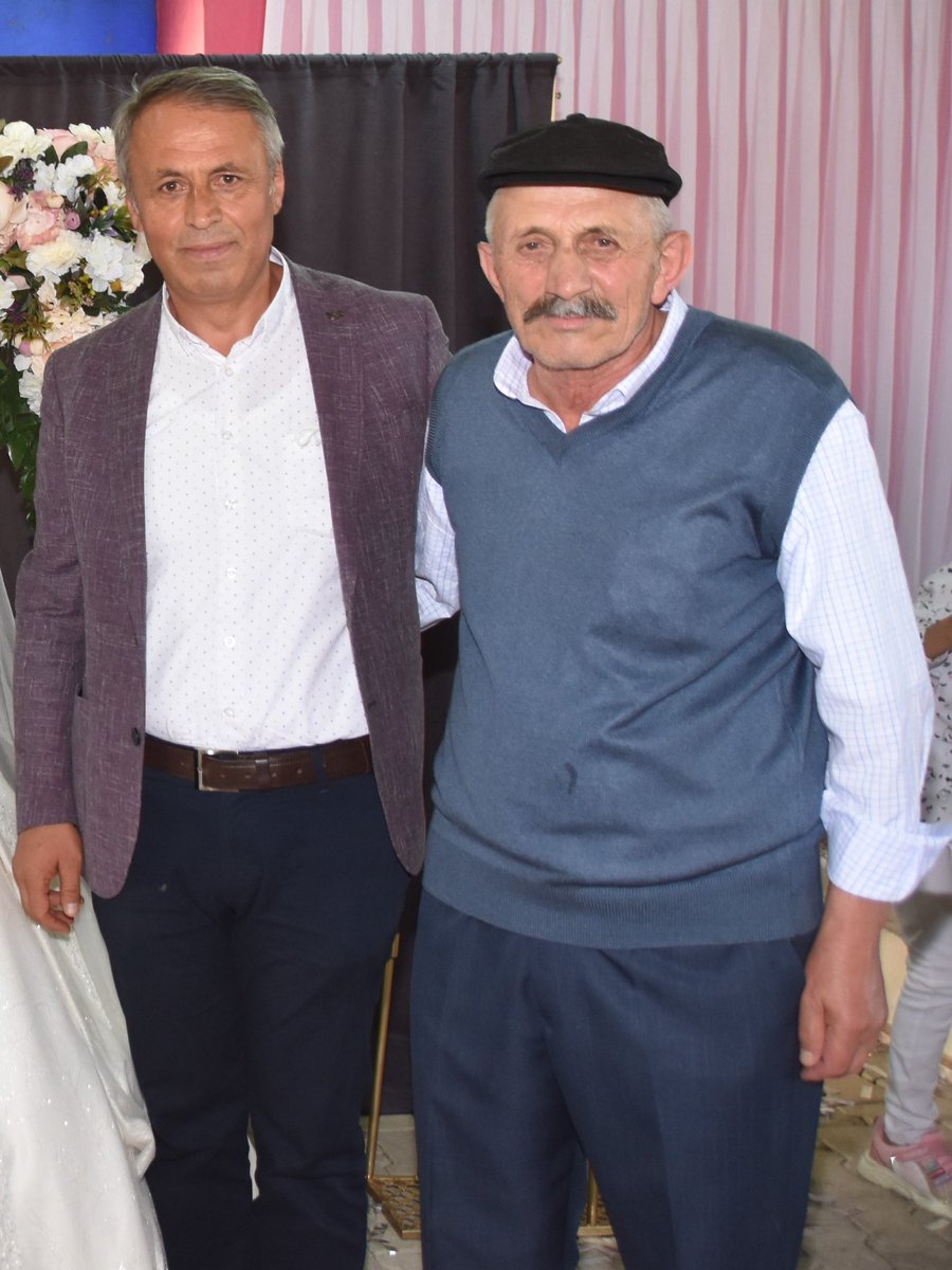 Cumhuriyet Mahallesi Muhtarımız, emekli belediye personelimiz  Muhittin Başaran’ın babası İzzet Başaran amcamızın vefatını derin bir üzüntüyle öğrendim.
Merhuma Allah’tan rahmet, ailesine ve sevenlerine başsağlığı diliyorum.