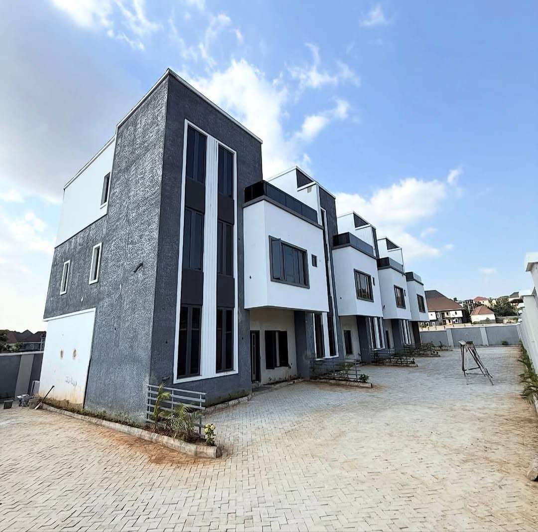 PapiTalk2papi's tweet image. New listing
Newly constructed 4bedroom terrace duplex with a room boys quarters available for sale.
Semi finished

Features:
- three living rooms
- kitchen
- dining area
- rooftop lounge
- study
- secured environment

Location: Apo - Resettlement Abuja 

Price: N170M (Negotiable)