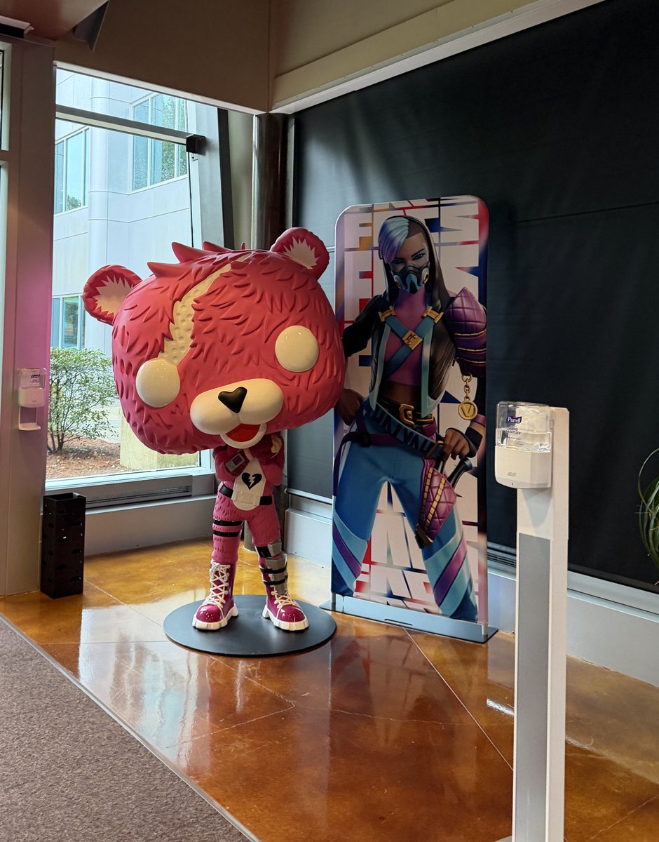 LiaqN_'s tweet image. EPIC本社すごすぎる