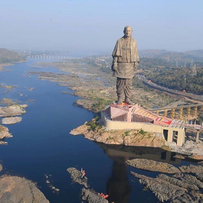 ZAVERVASAVA6's tweet photo. आज #statue_of_unity बारे में जानने है..
Statue of unity गुजरात में स्थित एक विशाल प्रतिमा है, जिसे भारत के पहले उप प्रधानमंत्री और गृहमंत्री सरदार वल्लभभाई पटेल को समर्पित किया गया है।
यह दुनिया की सबसे ऊंची प्रतिमा है, जिसकी ऊंचाई 182 मीटर (597)है।
यह नर्मदा नदी पर साधु बेट नामक द्विप पर बनाया गया है।
विशेषता: इसमें 153 की ऊंचाई पर एक व्यूइंग डेक हैं, जहां से पर्यटक सरदार सरोवर बांध का मनोरम नज़ारा देख सकते हैं। भूकंप और तेज हवाओं को झोलने के लिए यह भूकंपरोधी है और इसमें हाई स्पीड लिफ्ट भी है।
नीचे लिखे👇