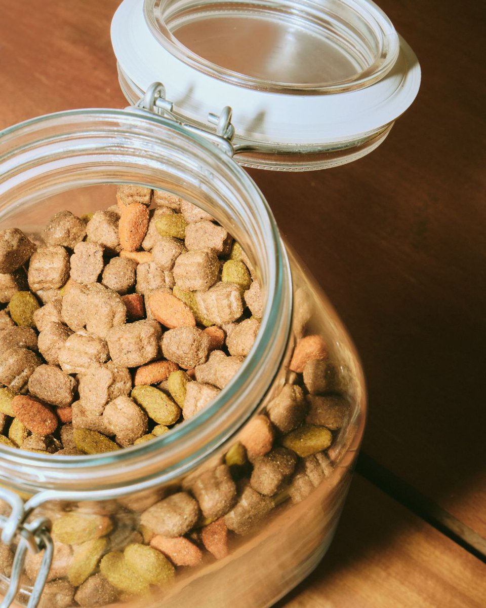 SuperUnide's tweet image. 🐶 El pienso para perros debe conservarse en un recipiente hermético. De este modo se mantiene crujiente y libre de humedad hasta el final del envase.

👉 unide-mirasierraclarin.es

#Mascotas #Pienso #Unide