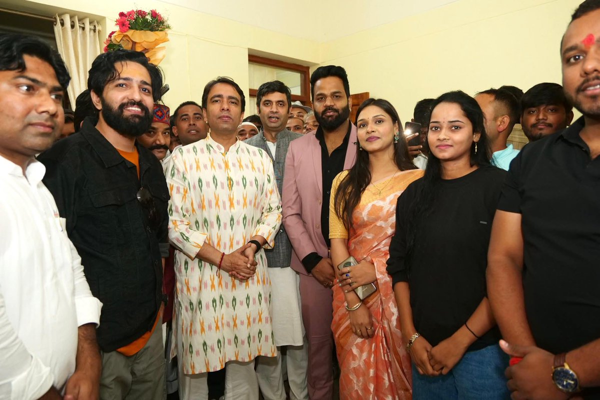 Vivekdeol7's tweet image. माननीय श्री @jayantrld जी ने अयोध्या आगमन के क्रम में सर्किट हाऊस में पार्टी कार्यकर्ताओं से भेंट की।

इस दौरान उन्होंने गन्ना किसानों के हित में NDA सरकार द्वारा गन्ने के मूल्य में वृद्धि का स्वागत करते हुए विभिन्न विषयों पर चर्चा की।

#rld 
#Ayodhya