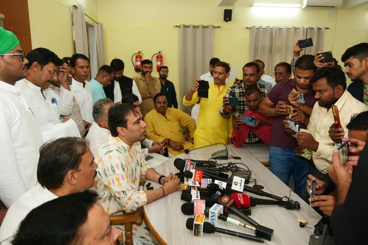 Vivekdeol7's tweet image. माननीय श्री @jayantrld जी ने अयोध्या आगमन के क्रम में सर्किट हाऊस में पार्टी कार्यकर्ताओं से भेंट की।

इस दौरान उन्होंने गन्ना किसानों के हित में NDA सरकार द्वारा गन्ने के मूल्य में वृद्धि का स्वागत करते हुए विभिन्न विषयों पर चर्चा की।

#rld 
#Ayodhya