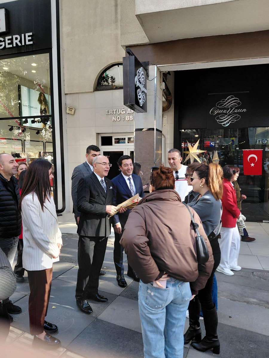 mhpcankayaorg's tweet photo. Dinlemedik dert, paylaşılmadık sorun kalmayacak…
Tasanı dinlemeye, kaygını anlamaya, sıkıntını paylaşmaya geliyoruz.

Genel Başkan Yardımcımız Sn. Mevlüt Karakaya, MYK Üyemiz Sn. Bahri Batuhan Kurban, İl Yönetim Kurulu Üyelerimiz Sn. Melisa Görgün Kurnaz, Sn. Oğuzhan Bektaş, Çankaya İlçe Başkanımız Sn. Serkan Damar ve Yönetim Kurulu Üyeleri ile birlikte Tunalı Hilmi Caddesinde kıymetli esnaflarımızın ve vatandaşlarımızın 29 Ekim Cumhuriyet Bayramı’nı kutladık.