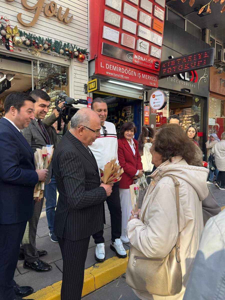 mhpcankayaorg's tweet photo. Dinlemedik dert, paylaşılmadık sorun kalmayacak…
Tasanı dinlemeye, kaygını anlamaya, sıkıntını paylaşmaya geliyoruz.

Genel Başkan Yardımcımız Sn. Mevlüt Karakaya, MYK Üyemiz Sn. Bahri Batuhan Kurban, İl Yönetim Kurulu Üyelerimiz Sn. Melisa Görgün Kurnaz, Sn. Oğuzhan Bektaş, Çankaya İlçe Başkanımız Sn. Serkan Damar ve Yönetim Kurulu Üyeleri ile birlikte Tunalı Hilmi Caddesinde kıymetli esnaflarımızın ve vatandaşlarımızın 29 Ekim Cumhuriyet Bayramı’nı kutladık.