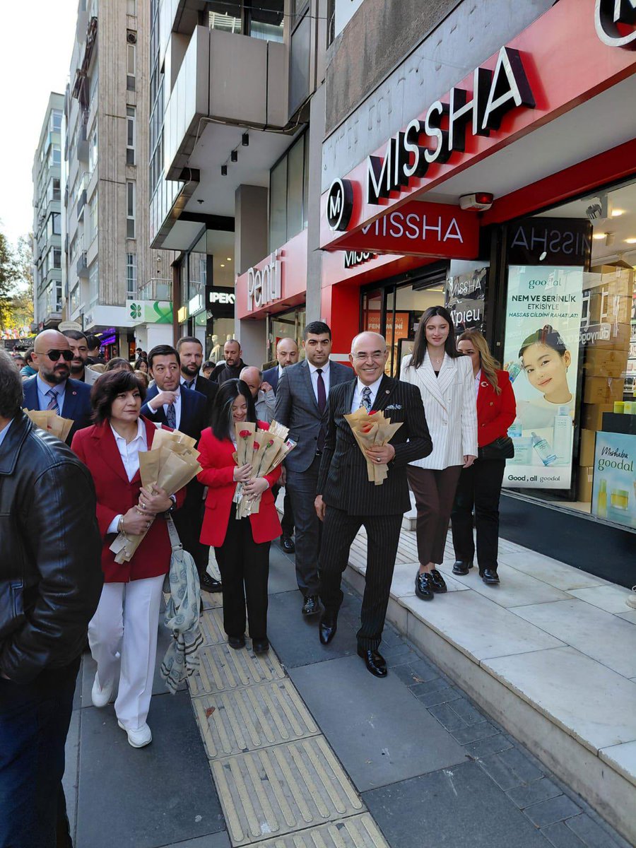 mhpcankayaorg's tweet photo. Dinlemedik dert, paylaşılmadık sorun kalmayacak…
Tasanı dinlemeye, kaygını anlamaya, sıkıntını paylaşmaya geliyoruz.

Genel Başkan Yardımcımız Sn. Mevlüt Karakaya, MYK Üyemiz Sn. Bahri Batuhan Kurban, İl Yönetim Kurulu Üyelerimiz Sn. Melisa Görgün Kurnaz, Sn. Oğuzhan Bektaş, Çankaya İlçe Başkanımız Sn. Serkan Damar ve Yönetim Kurulu Üyeleri ile birlikte Tunalı Hilmi Caddesinde kıymetli esnaflarımızın ve vatandaşlarımızın 29 Ekim Cumhuriyet Bayramı’nı kutladık.