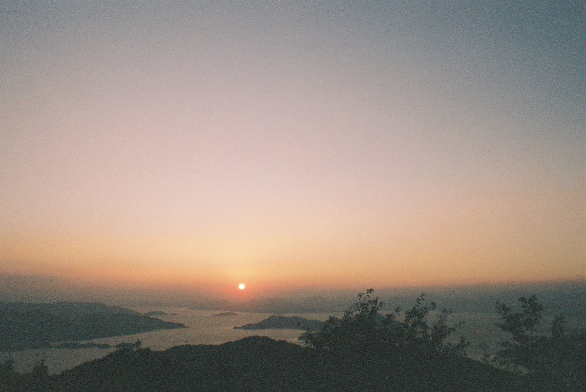 瀬戸内を見下ろすところ

日没をみたのは久しぶりな気がした

#filmphotography #film #fujifilm #superia_xtra400 #nikon #f2 #チャンプカメラ #広島 #絵下山