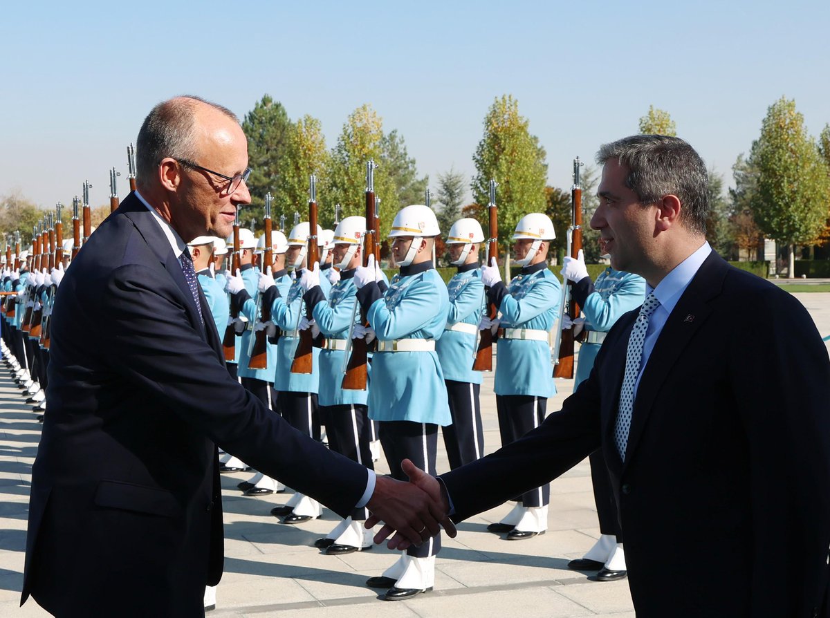 📍Cumhurbaşkanlığı Külliyesi 

Cumhurbaşkanımız, Genel Başkanımız Sayın <a href="/RTErdogan/">Recep Tayyip Erdoğan</a>’ın himayelerinde Almanya Başbakanı Friedrich Merz’i Cumhurbaşkanlığı Külliyesi’nde resmi törenle karşıladık.

Türkiye, Cumhurbaşkanımızın liderliğinde bölgesel ve küresel bir güç olma yolunda emin