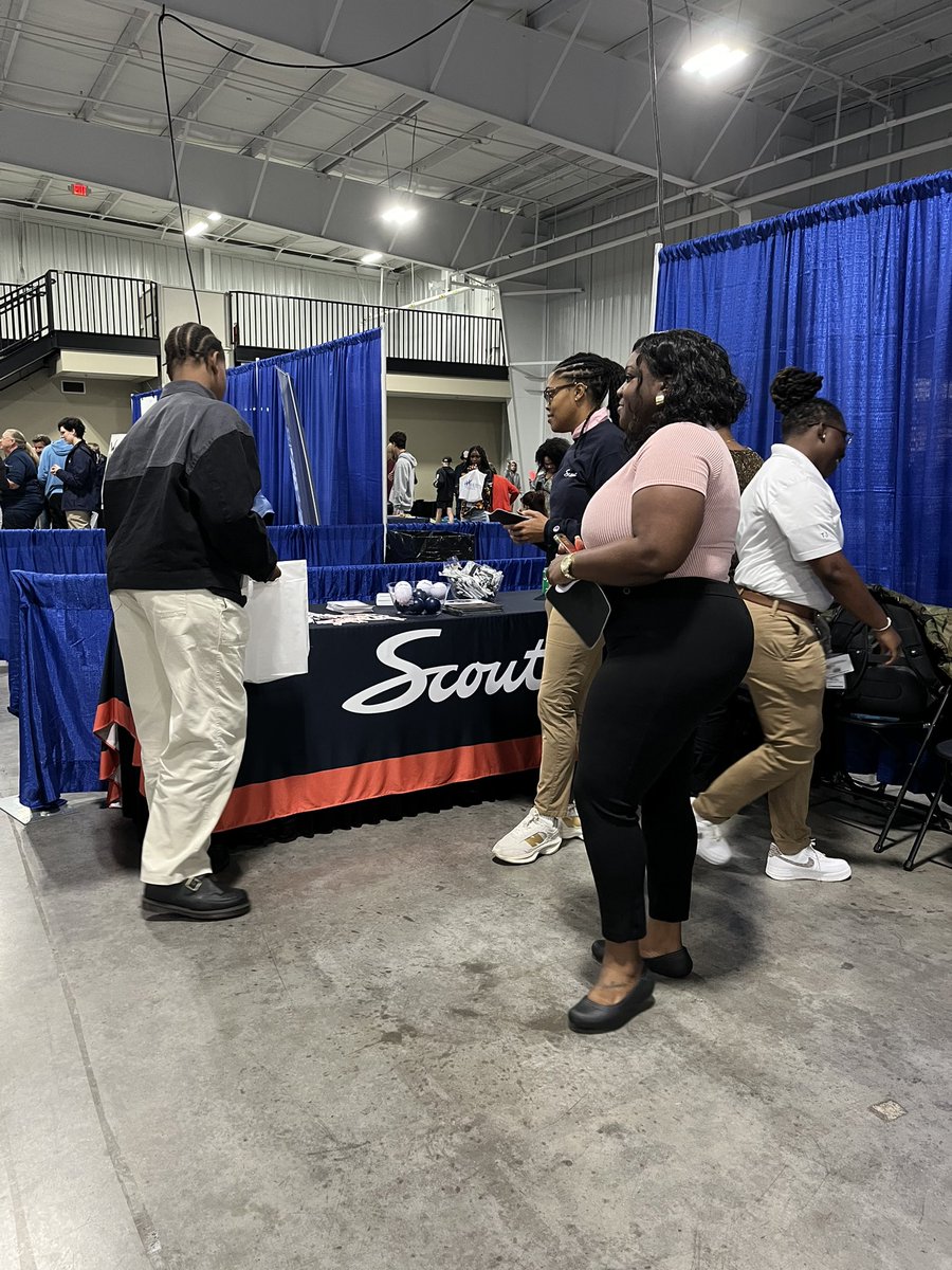 CADP_SC's tweet image. Columbia area employers and educators showed up in force today for the @mebasc 8th Grade Showcase 👏 Students toured booths to find out what it’s like to work at the local facilities + match training opportunities with interests. #richlandsc #cadpsc #economicengine #workforce