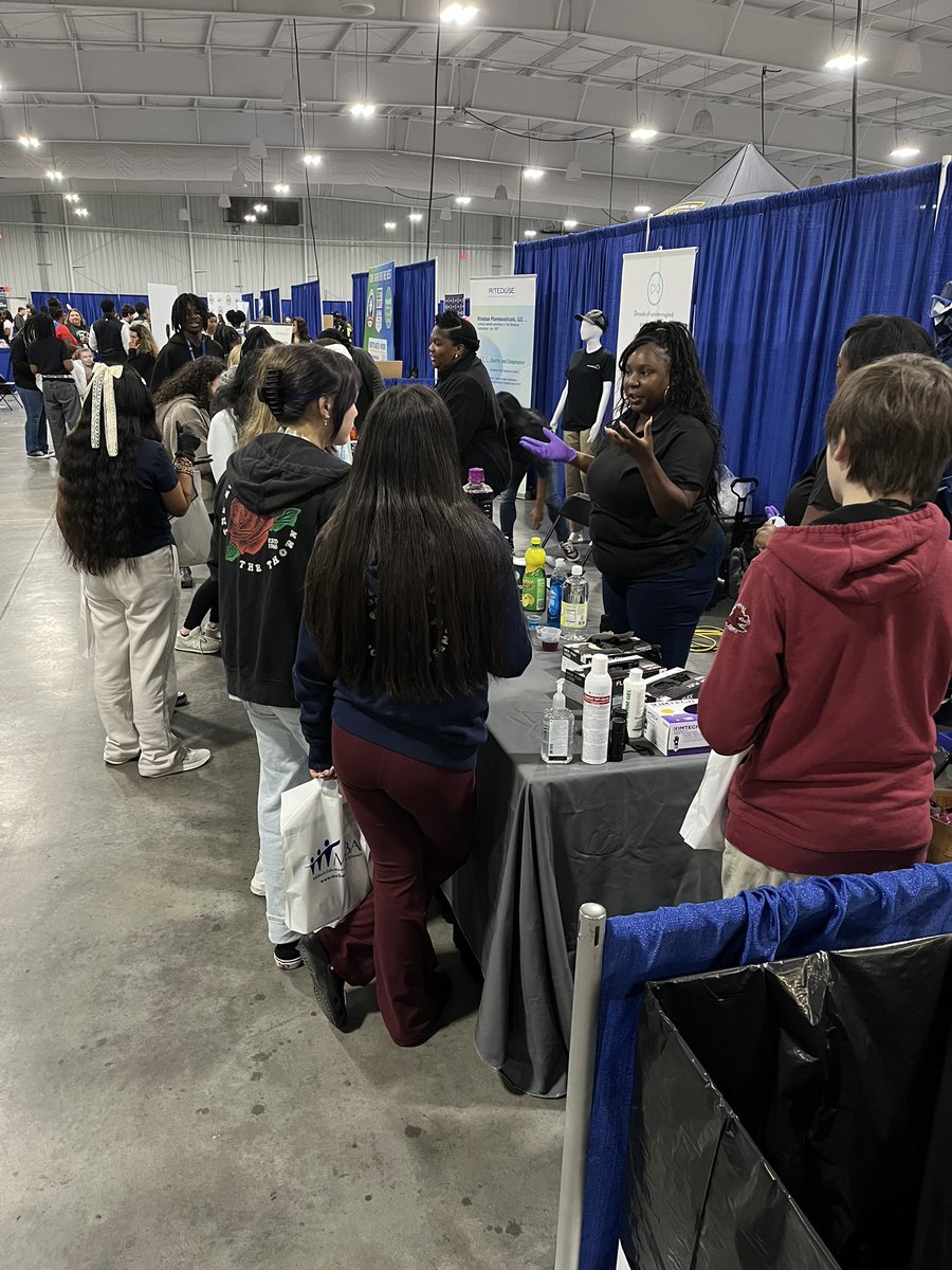 CADP_SC's tweet image. Columbia area employers and educators showed up in force today for the @mebasc 8th Grade Showcase 👏 Students toured booths to find out what it’s like to work at the local facilities + match training opportunities with interests. #richlandsc #cadpsc #economicengine #workforce