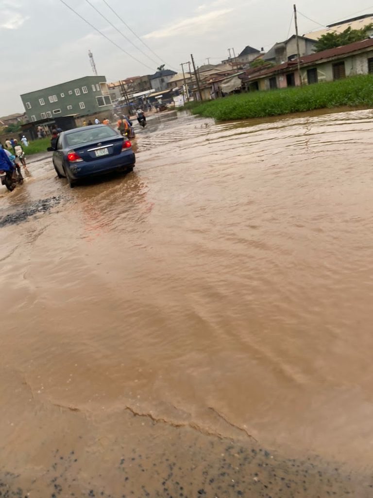 seniakinrinade's tweet image. Fine Boy flaunting Ugly roads 
#DapoFixOgunRoads