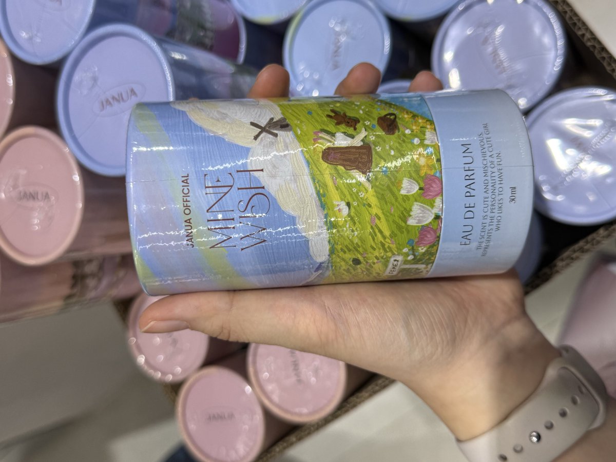 jjoongnata's tweet image. Kalau ada yg nak Janua perfume lemme know. Harga RM35~RM45🥹