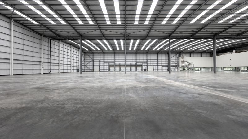 A new warehouse/industrial unit to let by <a href="/SEGROplc/">SEGRO plc</a> - 83,827 Sq Ft BREEAM ‘Excellent’ space with 2 level access doors, 2 dock loading doors, 15m eaves height, parking spaces, secure, private yard kitchenette and shower facilities. SEGRO Park Croydon. buff.ly/4BsLIMs