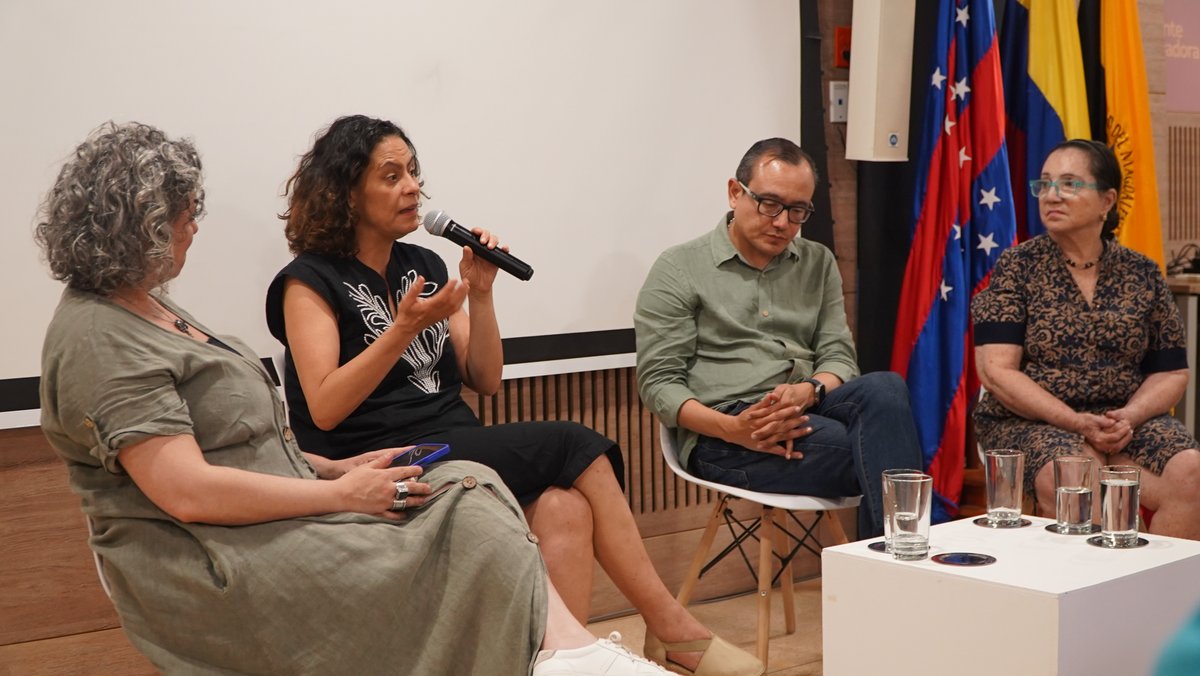 En la #FILSMAR2025 se llevó a cabo el conversatorio “Retos y perspectivas de la gestión cultural en los territorios”, un espacio de reflexión sobre el papel de la cultura en las regiones.
Participaron Pilar Londoño , Constanza Escobar , Carlos Marín y Sarita Abello, Ibeth Noriega
