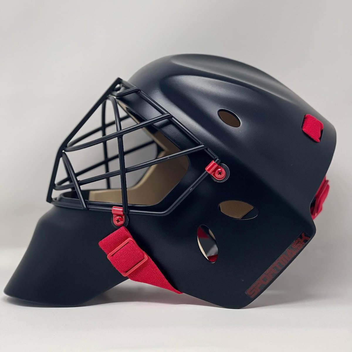 Когда-нибудь я психану, куплю эту маску и сделаю ебейший арт на ней.