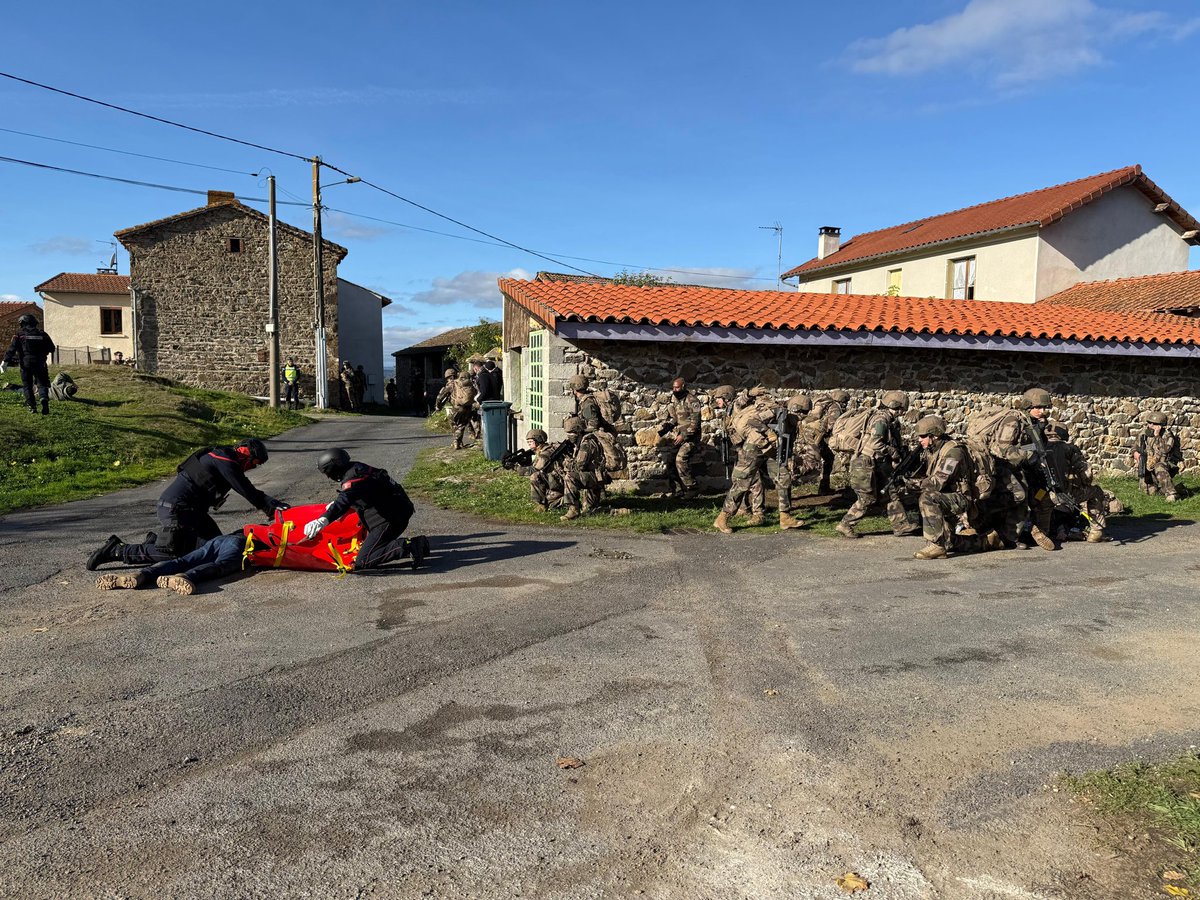 Gouv_mili_Paris's tweet photo. #Vulcain25
J’étais naturellement ce matin à Brioude (43) aux côtés des « braves » du @24e_ri
🔹près de 1000 réservistes engagés 
🔹114 communes du Brivadois concernées 
🔹des moyens conséquents de la @4e_BAC déployés 
🔹plus grand exercice d’entraînement de la réserve en France https://t.co/7C4M4szRHE