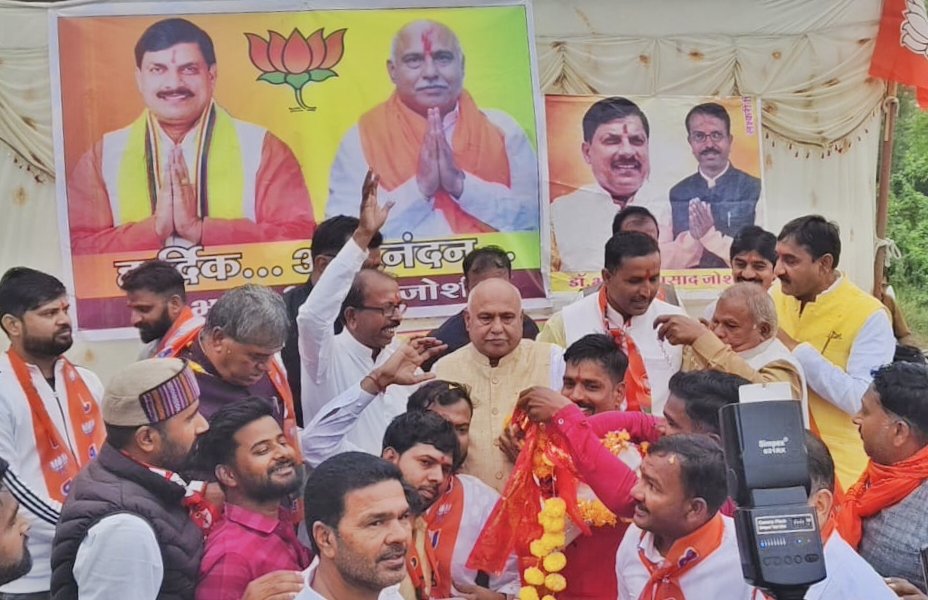 BhagwatiBJP's tweet photo. भारतीय जनता पार्टी जिला उज्जैन के दीपावली मिलन समारोह में महिदपुर पधारे, प्रथम बार नगर आगमन पर प्रदेश के यशस्वी प्रदेश अध्यक्ष आदरणीय @Hkhandelwal1964 जी का निज निवास पर सभी कार्यकर्ताओं के साथ स्वागत किया।

@BJP4MP @DrMohanYadav51 @ https://t.co/l7WvZTJmFj