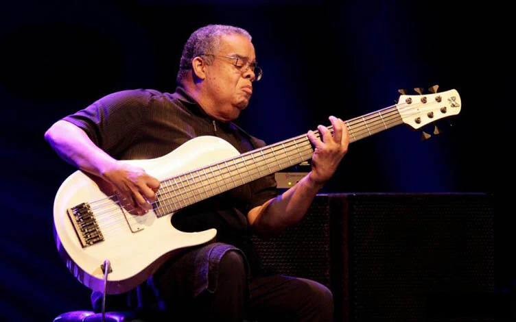 Anthony Jackson, Rest In Peace
Bassist Anthony Jackson, a stunning accompanist, renowned virtuoso and ubiquitous session player with more than 500 recordings to his credit, died at his home on Staten Island on Oct. 19 from Parkinson’s disease. He was 73.
tinyurl.com/8kb8xp9z