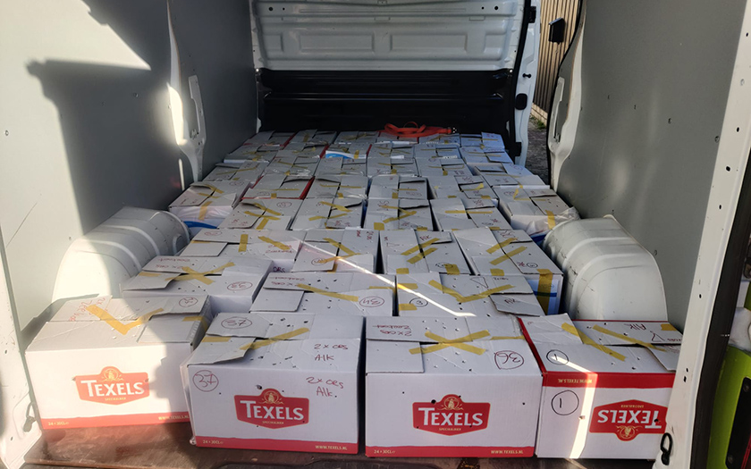 Vandaag hebben we 40 besmeurde zeekoeten en alken overgedragen aan onze collega's van Wildopvang De Fügelhelling in Ureterp  🐦🚐 Zij gaan ze dit weekend wassen 🚿 Heel veel sterkte 💪! Dank ook aan Texels Bier, voor de dozen waarin we de vogels konden vervoeren 📦

<a href="/Texelsbier/">Texels</a>