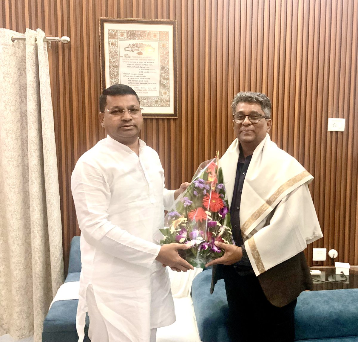 तामिळनाडू येथील जॅाय विद्यापीठ चे कुलगुरू डॉ. वैभव मेश्राम यांचा अनुसूचित जाती आयोगाचे उपाध्यक्ष धर्मपाल मेश्राम यांच्या हस्ते सत्कार 

नागपूर. तामिळनाडू येथील जॅाय अभिमत  विद्यापीठाचे कुलगुरू डॉ. वैभव मेश्राम ह्यांचा अनुसूचित जाती जमाती आयोगाचे उपाध्यक्ष ऍड. धर्मपाल मेश्राम