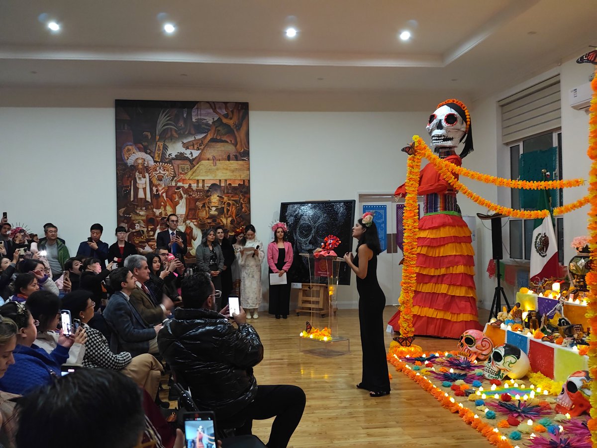 Hoy inauguramos nuestro hermoso altar de muertos, dedicado a dos distinguidos economistas, diplomáticos y queridos amigos: Eugenio Anguiano y Jorge Eduardo Navarrete, ex embajadores de 🇲🇽 en 🇨🇳. Honramos su legado con gratitud y admiración. Gran apoyo de estudiantes de 🇲🇽 en 🇨🇳.
