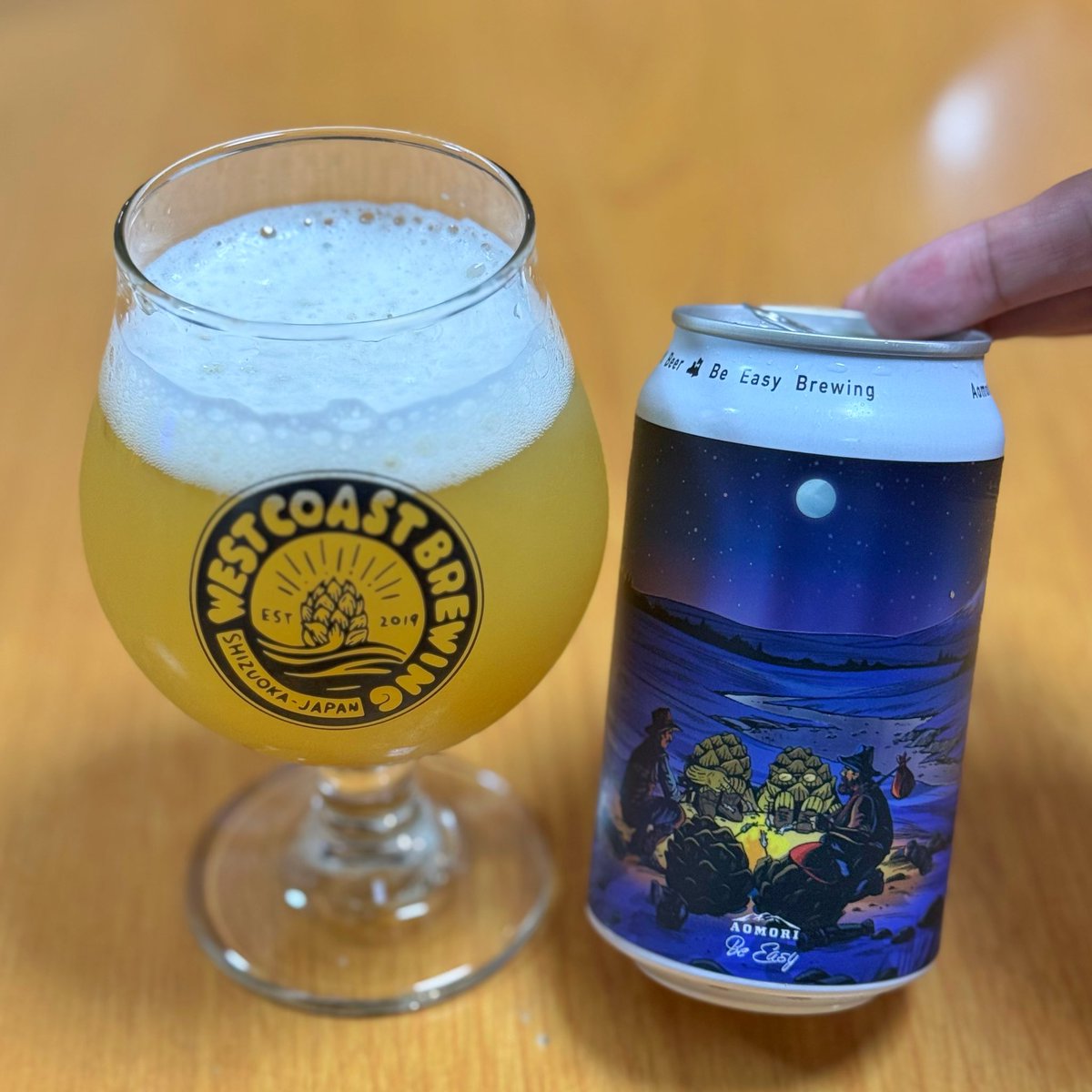 _Craftbeer909's tweet photo. Be Easy x WCB x Black Tideのコラボビール #hopstories2!!
Nectaron、Manilita、Mosaic Cryoホップを使ったHazy Pale Ale。
豪華3ブルワリーコラボのBe Easy版!🔥
他の2つと比べると甘さ控えめで、ちょっと変わった風味を感じるなぁ。
Pale Aleだけどホップ感満載なので満足度高いですね! https://t.co/L65mjYN1Ds
