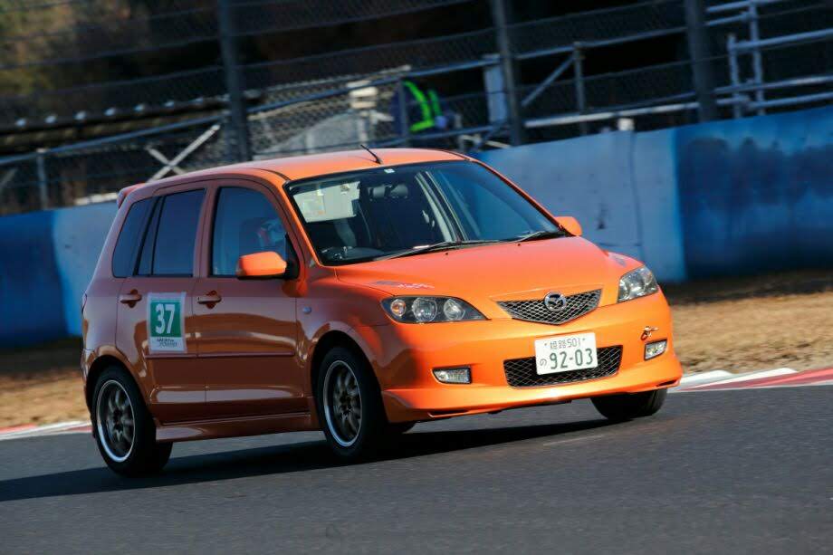 Daisuke_lvlori's tweet photo. 先日の #スーパー耐久 岡山国際で @No133Hi さんにバチバチの写真を撮っていただきました。
@No133Hi さんと出会った経緯を振り返ると…

2017年 TSタカタでのディレチャレでたまたまパドックが隣同士
2018年 デミオを貸していただいてマツ耐に参加（これが人生初レース）
2019年 僕はVITAに挑戦して運転教えてもらうも色んな意味で継続できず
2025年 S耐で写真を撮っていただく

レースの手引きをしていただいた大先輩にこの舞台で写真を撮っていただいたことがとてもエモいです。
