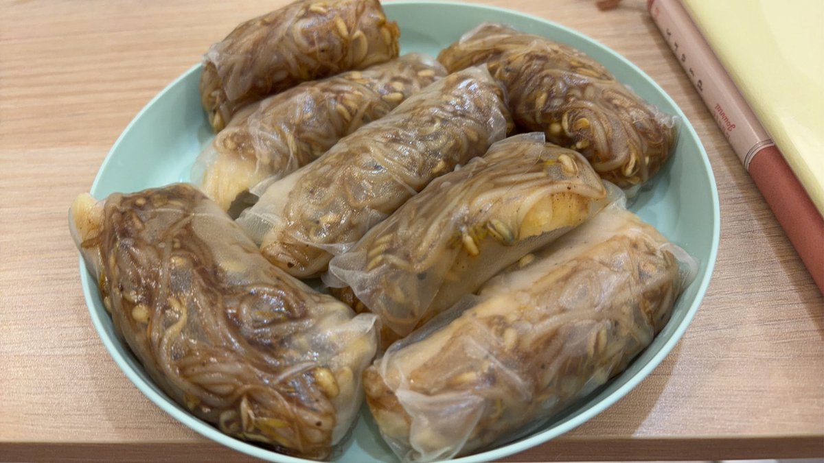 deng1106's tweet photo. 黑胡椒豆芽菜雞塊春捲！！！！
雞塊就是你知道的那個雞塊

#暗黑料理界 https://t.co/GBBJBECpPc