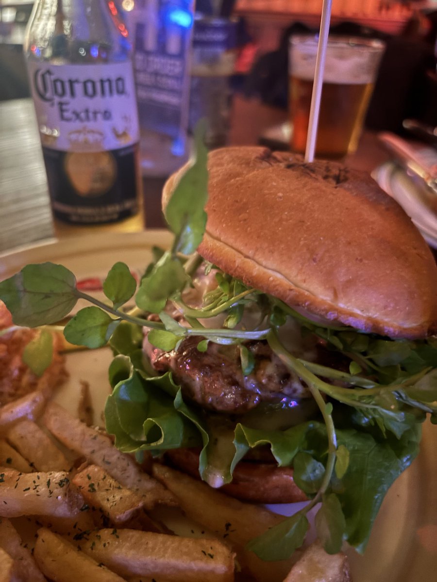 hikaruchanbach's tweet image. カリッカリのポテトに
どうやって食べれば良いかわからないハンバーガー🍔

アメリカンダイナーは
こうでなきゃ！🇺🇸

#横浜
#thumbsUp