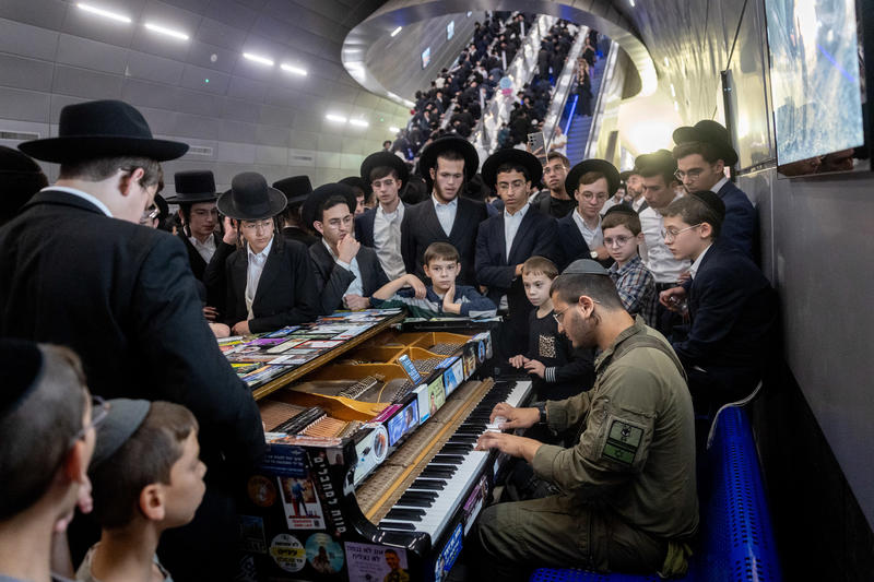 Ultra-Orthodox men gather around an Israeli soldier playing the piano at Jerusalem’s Yitzhak Navon train station, as they travel to the “million-man march” protest against IDF conscription. 

More info: bicom.org.uk/domestic-israe…

📸 Chaim Goldberg/Flash90