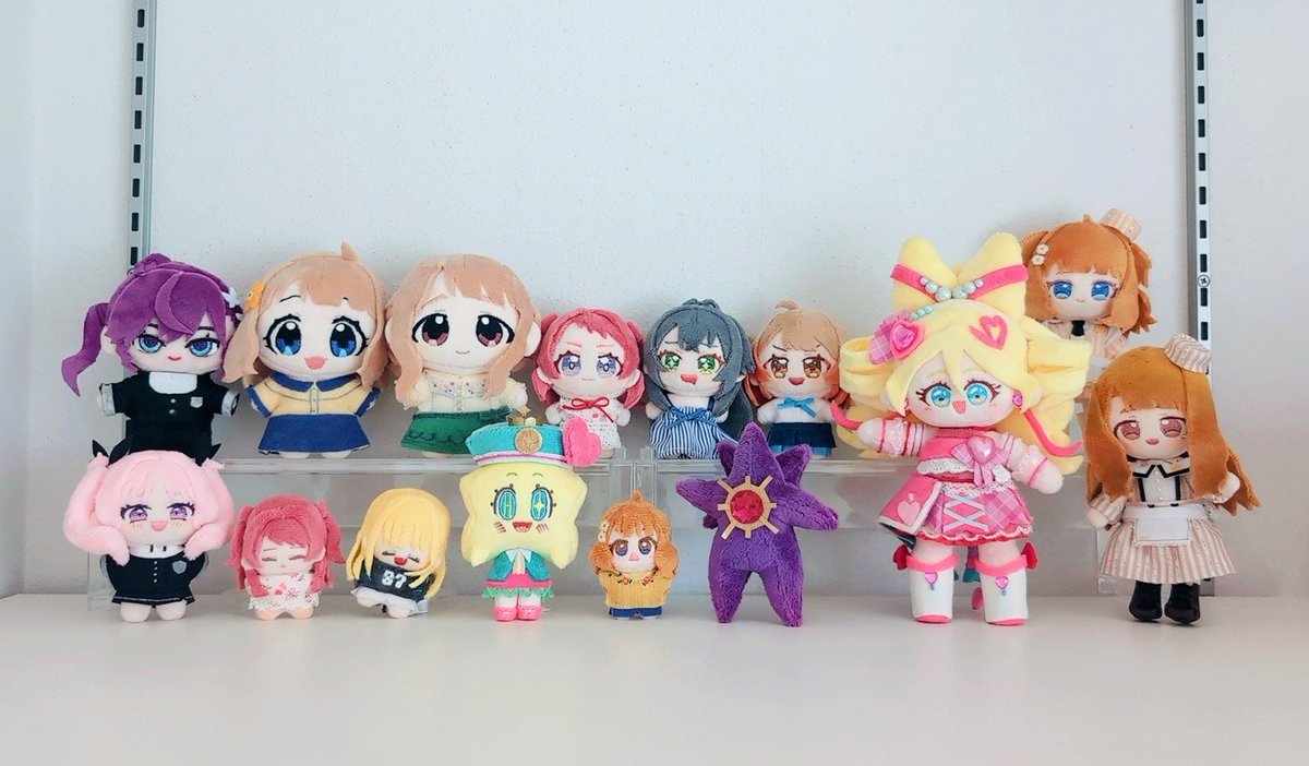 ぬい作りを始めて10ヶ月半、自作ぬいが15人になったので記念撮影📷️

使用型紙↓
風呂上がりことね:ずん様(<a href="/zun_nuicha/">ぬいちゃ教室ずん</a>)海星型ぬいちゃ小サイズ
キュアアイドル:ぴよぴっこ様(<a href="/piyopicco/">ぴよぴっこ／PiyoPicco YouTube🐤</a>)足長ボディ15cm
手乗り桃子:伏様(<a href="/yvc07190426/">伏</a>)2頭身ぬい型紙[縮小版]50%
はつみちゃん・メガスターミー:自作