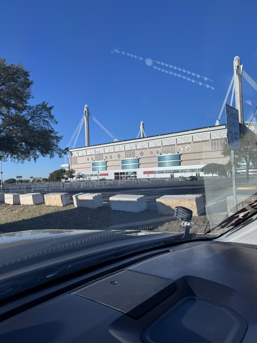 HD_Orange's tweet photo. It’s 9am and the BirdGang Tailgate crew is patiently waiting for the lots to open!!! See you in the lots #BirdsUp #BeatTheWave https://t.co/FNIZkB8rsz