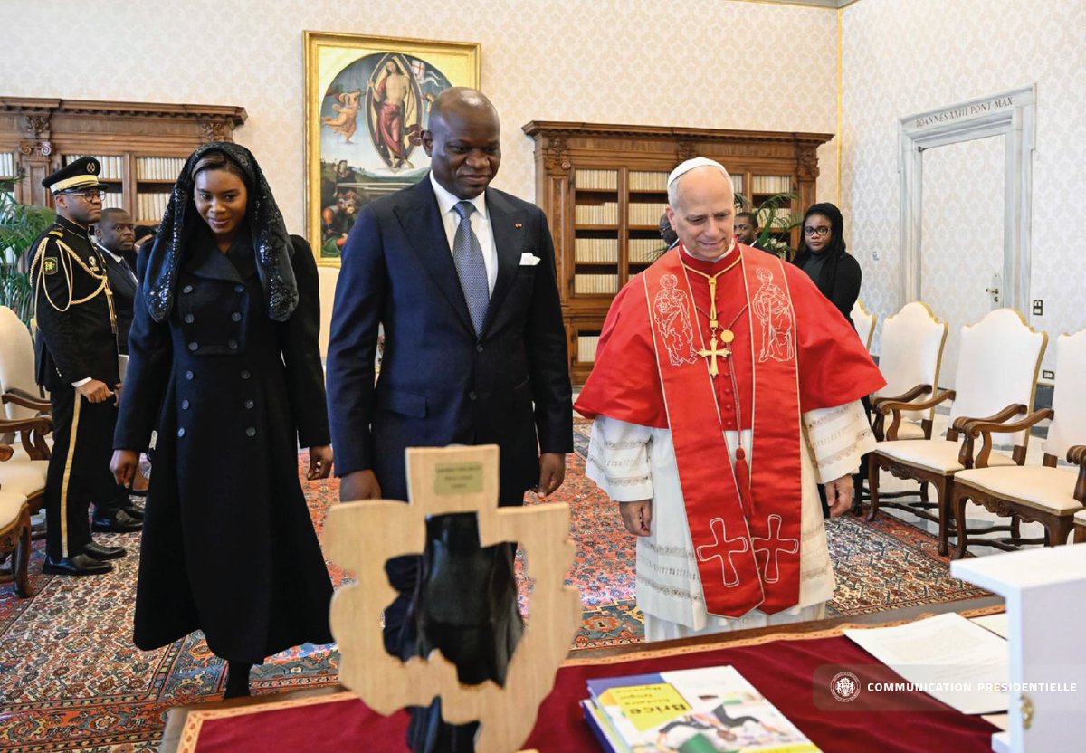 PresidenceGA's tweet photo. Ce 30 octobre 2025, S. E. @oliguinguema a été reçu au Palais apostolique par Sa Sainteté le Pape @Pontifex_fr.

Les échanges ont porté sur la coopération entre le Gabon et le Saint-Siège dans les domaines de la santé, de l’éducation et de la paix.

Pour plus d’informations : https://t.co/qLsvGRXYUG

#Gabon #Vatican #Diplomatie #Paix