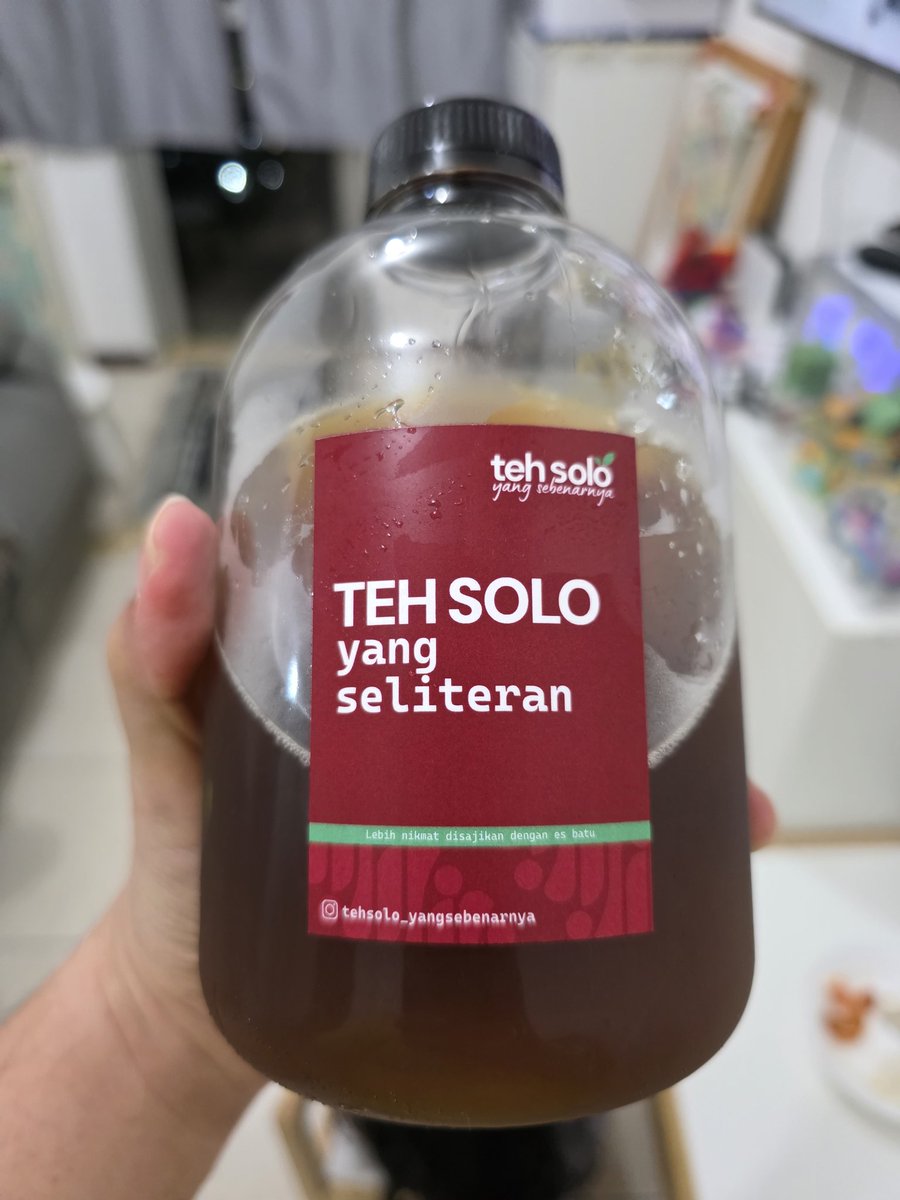 Nyobain teh solonya <a href="/ainunia/">Ainun 🍉</a> beneran ini mah euy enak, gw pas ke solo gak pernah minum tehnya, abis minum ini jadi pengen ke solo lagi trus lanjut ke jogja dan berakhir di bali.